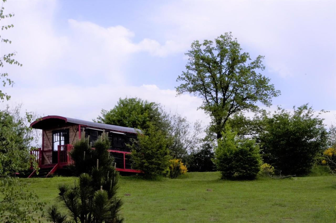 Les Roulottes Et Cabanes Du Livradois Affittacamere Cunlhat Esterno foto